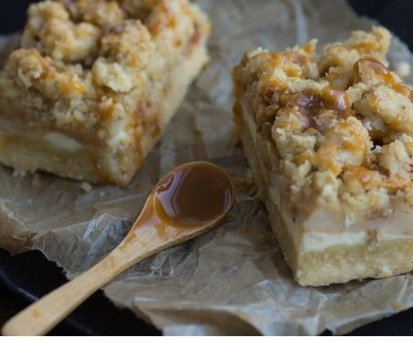 Apfel-Cheesecake mit Walnuss-Streuseln und Karamellsauce