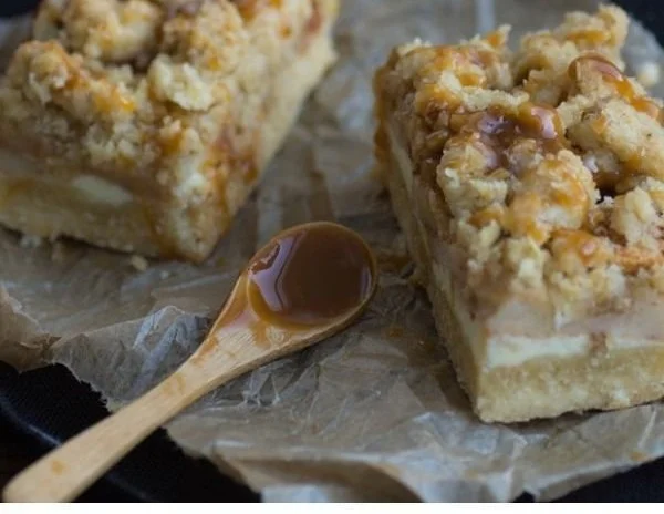 Apfel-Cheesecake mit Walnuss-Streuseln und Karamellsauce