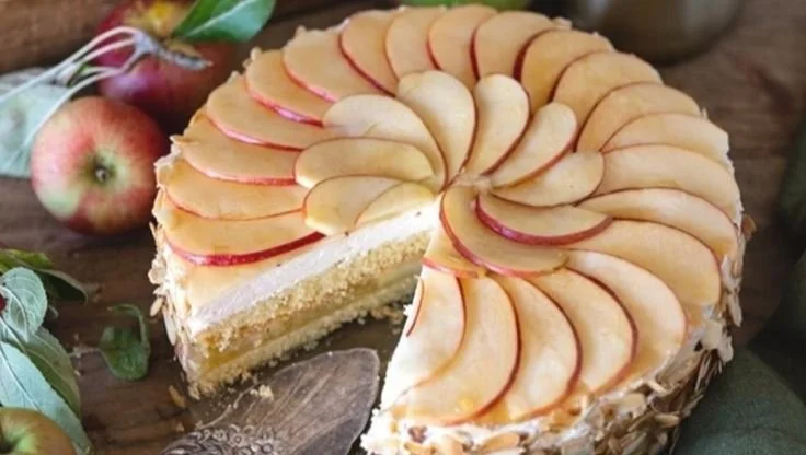 Apfel-Mascarpone-Torte mit Mandelboden auf einem weißen Teller