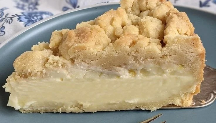 Leckerer Apfel-Pudding-Kuchen mit frischen Äpfeln und cremigem Pudding