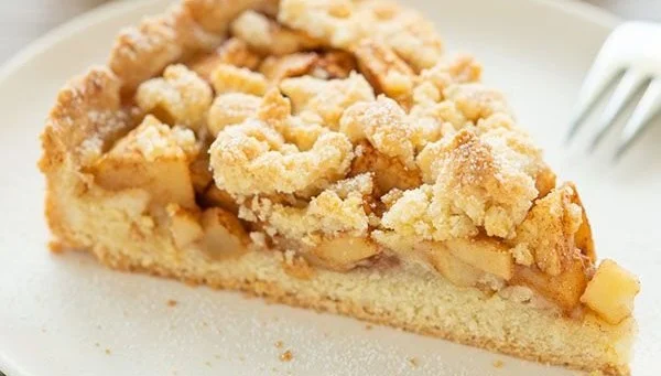 Apfel-Streusel-Kuchen mit frischen Äpfeln und knusprigen Streuseln