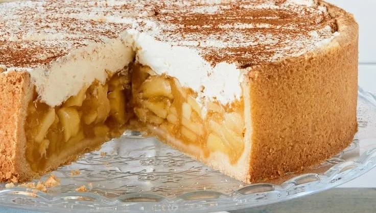 Leckere Apfelweintorte mit frischen Äpfeln und Apfelwein