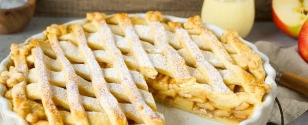 Frisch gebackener Apfelkuchen mit goldbrauner Kruste und fruchtiger Füllung