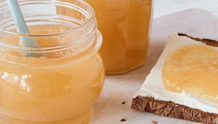 Selbstgemachte Birnen-Apfel-Marmelade im Glas