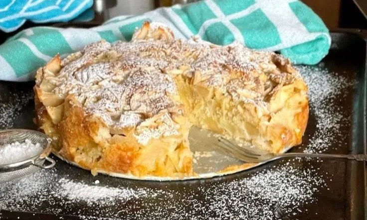 Extrem saftiger Apfelkuchen auf einem Teller mit Apfelscheiben