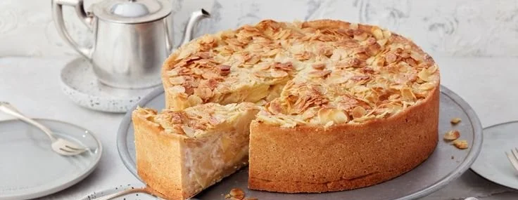 Fruchtiger Apfel-Bienenstich Kuchen mit Äpfeln und Sahne-Topping