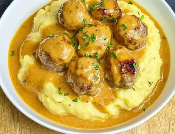 Hackbällchen mit cremiger Sauce und Kartoffelpüree