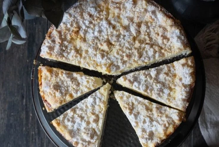 Käsekuchen mit Mohnfüllung auf einem Teller serviert