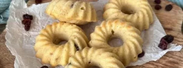Kleinere Apfelmusmuffins mit Zimt auf einem Teller dekoriert