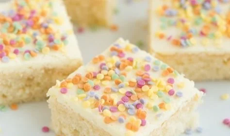 Ein bunter Konfetti-Kuchen, ideal für Feiern und Feste.