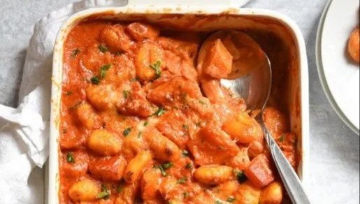 Köstlicher Kürbis-Gnocchi-Auflauf auf einem Teller serviert