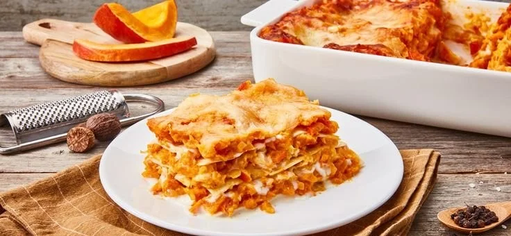 Leckere Kürbis Lasagne mit schmelzendem Käse und frischen Kräutern