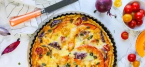 Leckere Kürbis Quiche mit frischen Zutaten und herbstlich gewürztem Teig