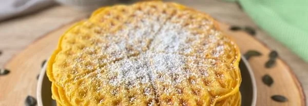 Leckere Kürbis-Waffeln auf einem Teller serviert, ideal für den Herbst.