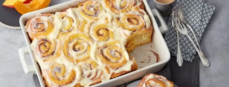 Frisch gebackene Kürbis-Zimtschnecken mit Zimt und Kürbispüree