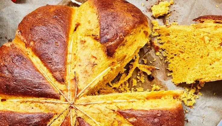 Kürbisbrot frisch gebacken auf einem Holzbrett