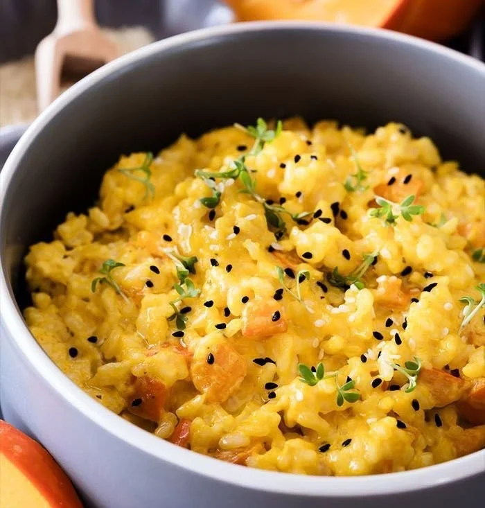 Cremiges Kürbisrisotto mit frischen Zutaten und herbstlichen Aromen