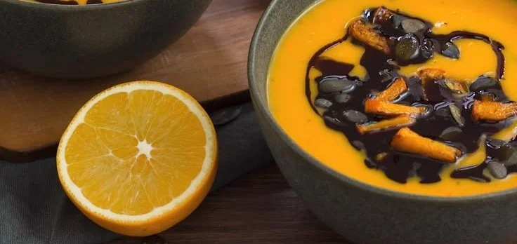 Kürbissuppe mit Hokkaido in einer Schüssel serviert