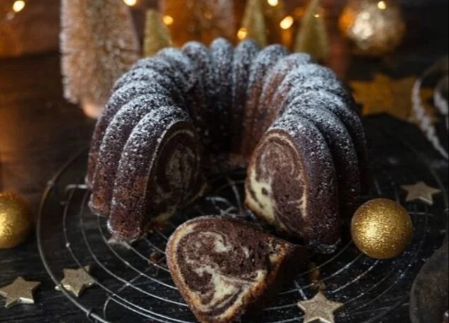 Marmor-Lebkuchen-Gugelhupf auf einem Festtagstisch