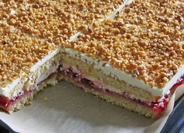 Leckere Portion Nusskuchen mit Creme auf einem Teller serviert