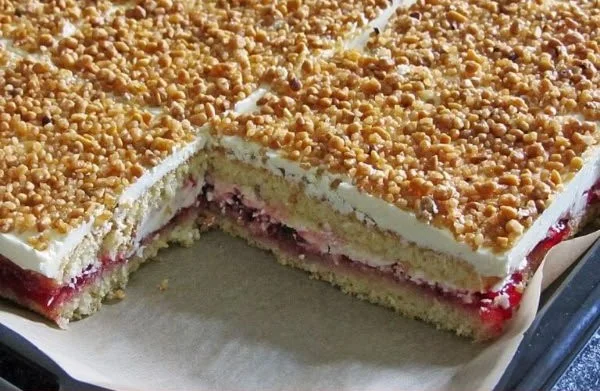 Nusskuchen mit Creme