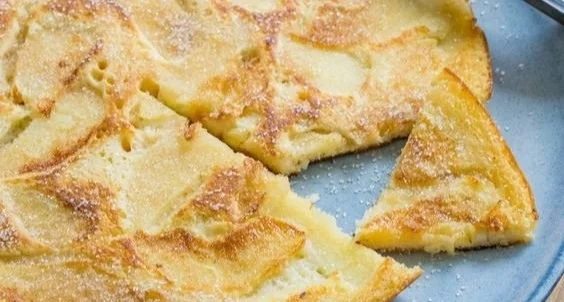 Omas köstliche Apfelpfannkuchen mit frischen Äpfeln serviert