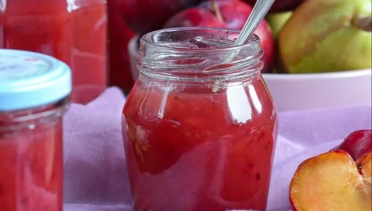 Hausgemachte Pflaumen-Birnen-Marmelade in einem Glas