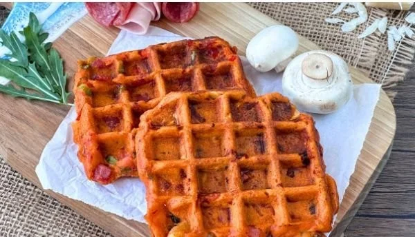 Köstliche Pizzawaffeln auf einem Teller serviert, perfektes Snack-Rezept.
