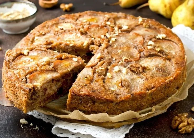 Birnen-Walnusskuchen auf einem rustikalen Holzbrett