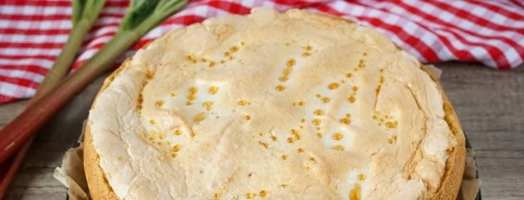 Rhabarberkuchen mit Baiser auf einem eleganten Teller serviert