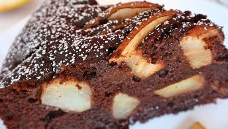 Delikater Schoko-Birnenkuchen mit Schokolade und frischen Birnen