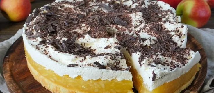 Schwedische Apfeltorte mit Äpfeln und Zimt auf einem rustikalen Holzuntergrund