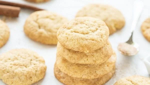 Frisch gebackene Snickerdoodles mit Zimt und Zucker