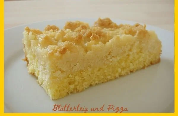 Kuchen mit Streuseln und Sahneguss