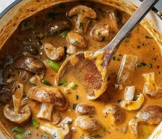 Veganes Lauch-Pilz-Gulasch Rezept mit frischen Zutaten