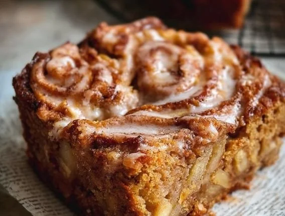 Zimtschnecken-Apfelkuchen mit Zimt und Äpfeln, frisch gebacken
