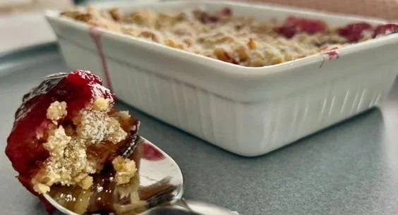 Ein leckeres Zwetschgen-Crumble auf einem Teller serviert