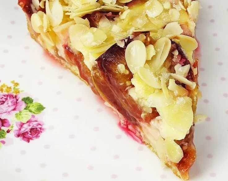 Delizioser Zwetschgenkuchen mit Pudding, Mürbteig und Mandelkruste