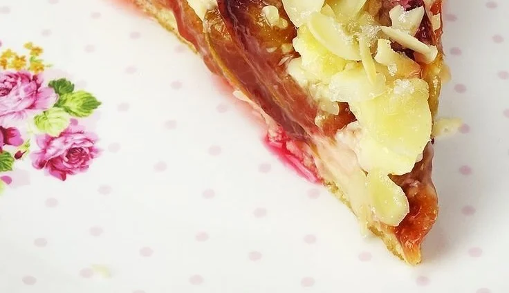 Zwetschgenkuchen mit Pudding, Mürbteig und Mandelkruste