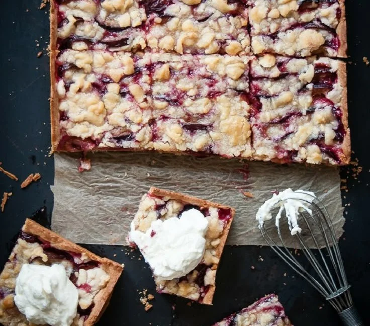 Saftiger Zwetschgenkuchen mit knusprigen Zimtstreuseln auf einem weißen Teller