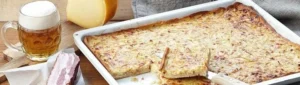 Zwiebelkuchen auf dem Blech, frisch gebacken und appetitlich angerichtet