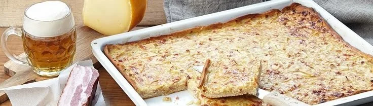 Zwiebelkuchen auf dem Blech, frisch gebacken und appetitlich angerichtet